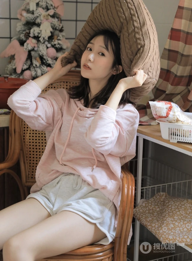 爱笑的美丽女孩，厨房一角浅粉女生粉衣短裤居家写真图片