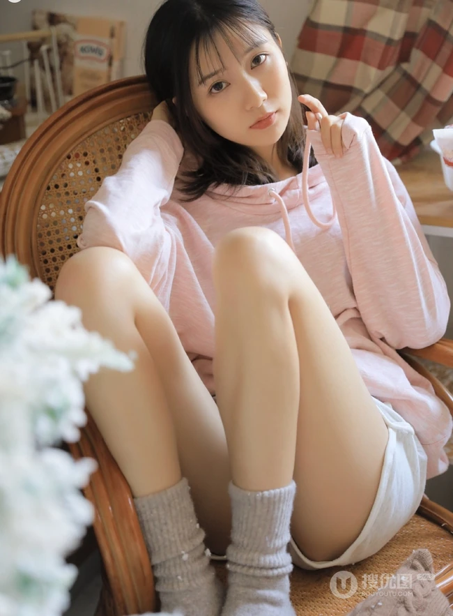 爱笑的美丽女孩，厨房一角浅粉女生粉衣短裤居家写真图片