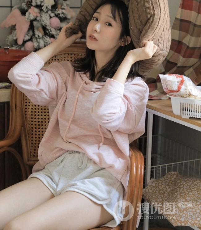 爱笑的美丽女孩，厨房一角浅粉女生粉衣短裤居家写真图片