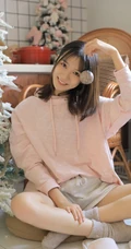 爱笑的美丽女孩，厨房一角浅粉女生粉衣短裤居家写真图片