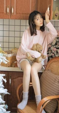 爱笑的美丽女孩，厨房一角浅粉女生粉衣短裤居家写真图片