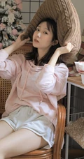 爱笑的美丽女孩，厨房一角浅粉女生粉衣短裤居家写真图片