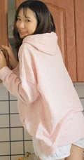 爱笑的美丽女孩，厨房一角浅粉女生粉衣短裤居家写真图片