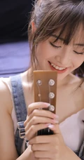 肩带牛仔裤的魅力，简约肩带牛仔裤女生室内动人写真图片