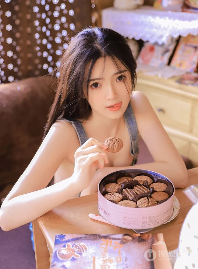 肩带牛仔裤的魅力，简约肩带牛仔裤女生室内动人写真图片
