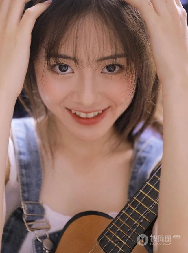 肩带牛仔裤的魅力，简约肩带牛仔裤女生室内动人写真图片