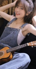 肩带牛仔裤的魅力，简约肩带牛仔裤女生室内动人写真图片