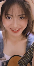 肩带牛仔裤的魅力，简约肩带牛仔裤女生室内动人写真图片