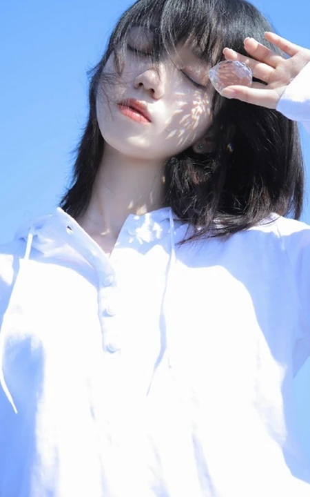 清纯白衣短裤气质少女户外唯美写真图片