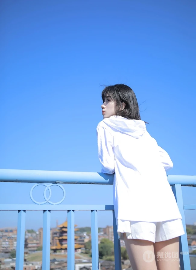 清纯白衣短裤气质少女户外唯美写真图片
