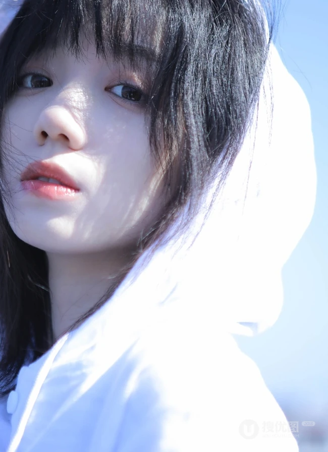 清纯白衣短裤气质少女户外唯美写真图片