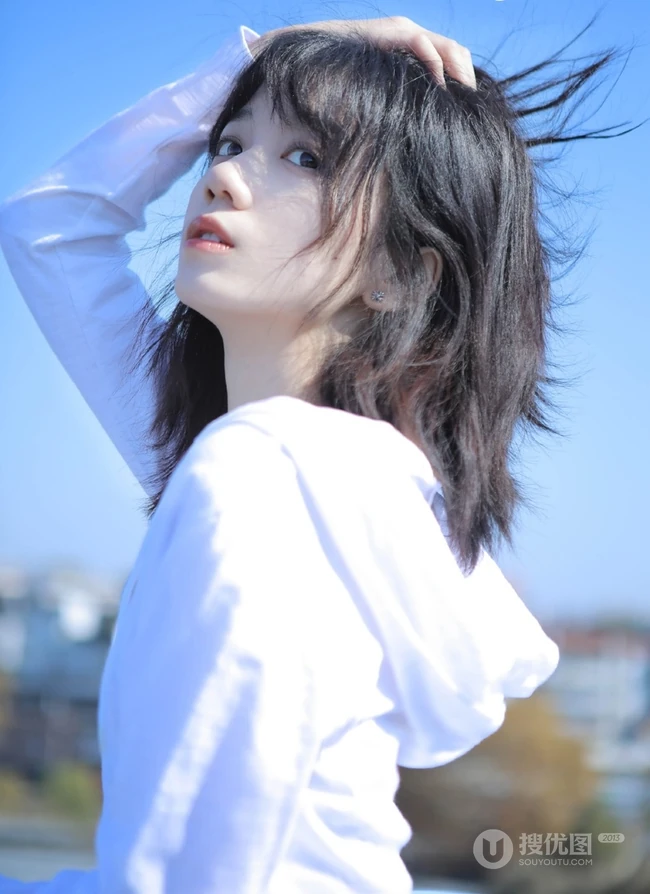清纯白衣短裤气质少女户外唯美写真图片