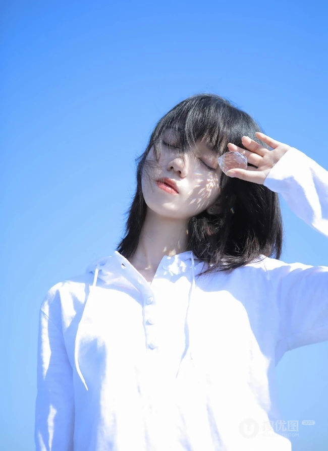清纯白衣短裤气质少女户外唯美写真图片