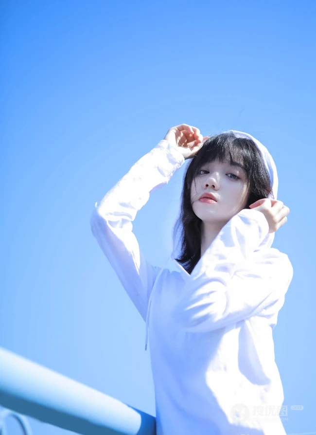 清纯白衣短裤气质少女户外唯美写真图片