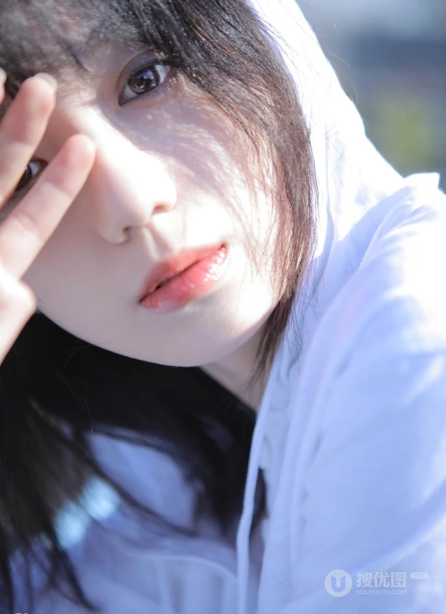 清纯白衣短裤气质少女户外唯美写真图片