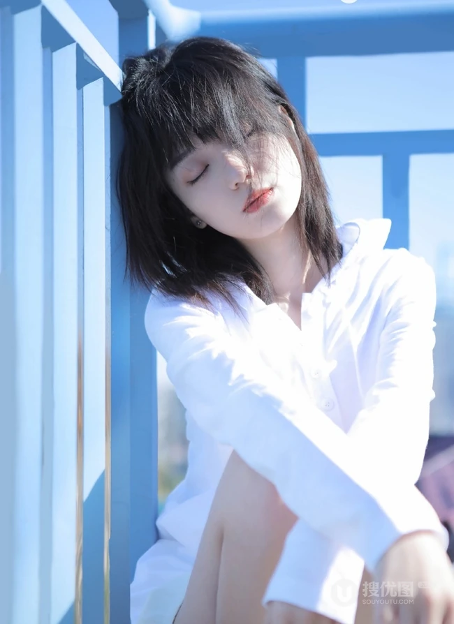 清纯白衣短裤气质少女户外唯美写真图片