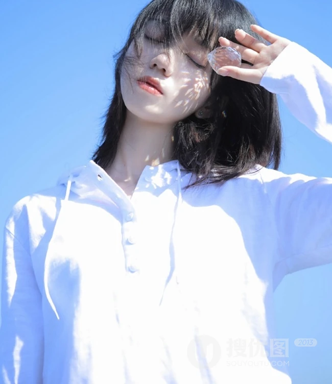 清纯白衣短裤气质少女户外唯美写真图片