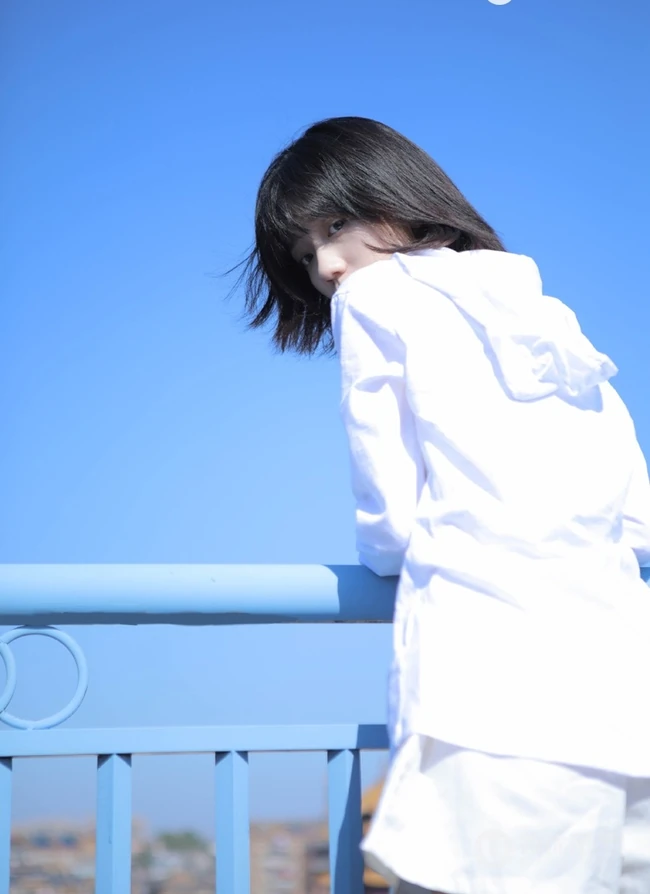 清纯白衣短裤气质少女户外唯美写真图片