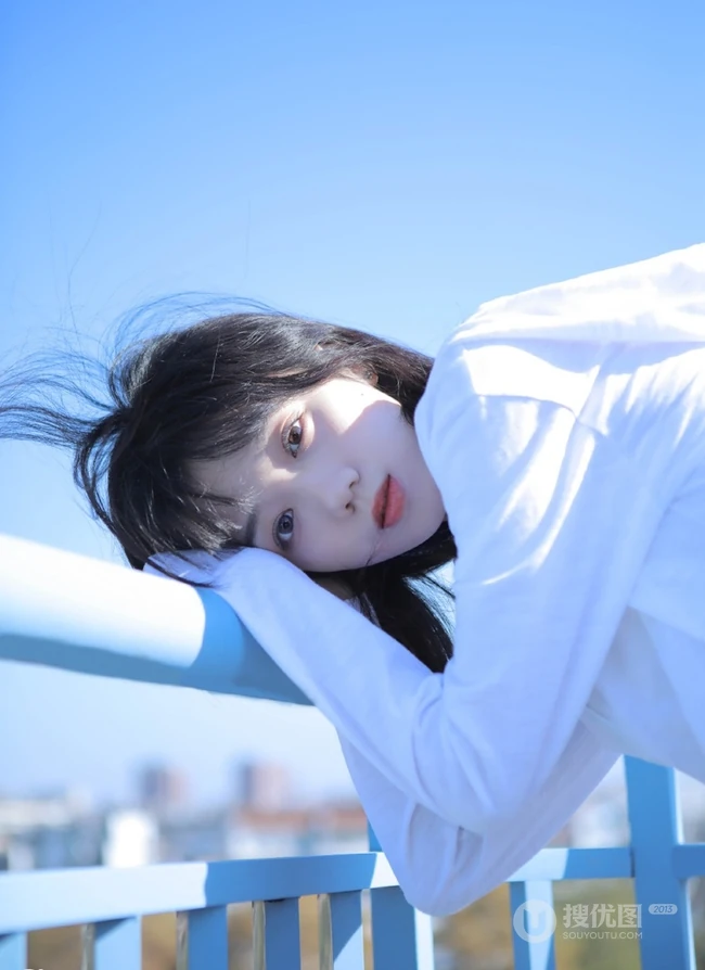 清纯白衣短裤气质少女户外唯美写真图片