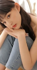 齐刘海长发精选少女肩带牛仔裤气质俏皮写真图片