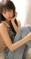 齐刘海长发精选少女肩带牛仔裤气质俏皮写真图片