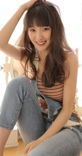齐刘海长发精选少女肩带牛仔裤气质俏皮写真图片
