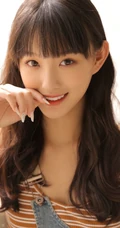 齐刘海长发精选少女肩带牛仔裤气质俏皮写真图片