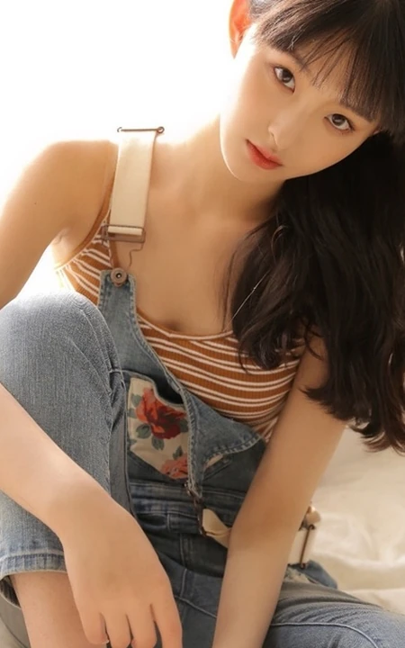 齐刘海长发精选少女肩带牛仔裤气质俏皮写真图片