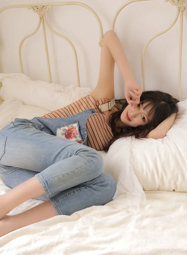 齐刘海长发精选少女肩带牛仔裤气质俏皮写真图片