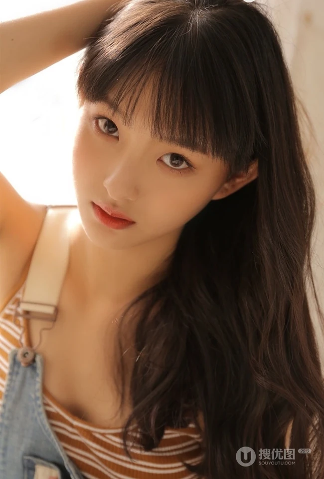 齐刘海长发精选少女肩带牛仔裤气质俏皮写真图片