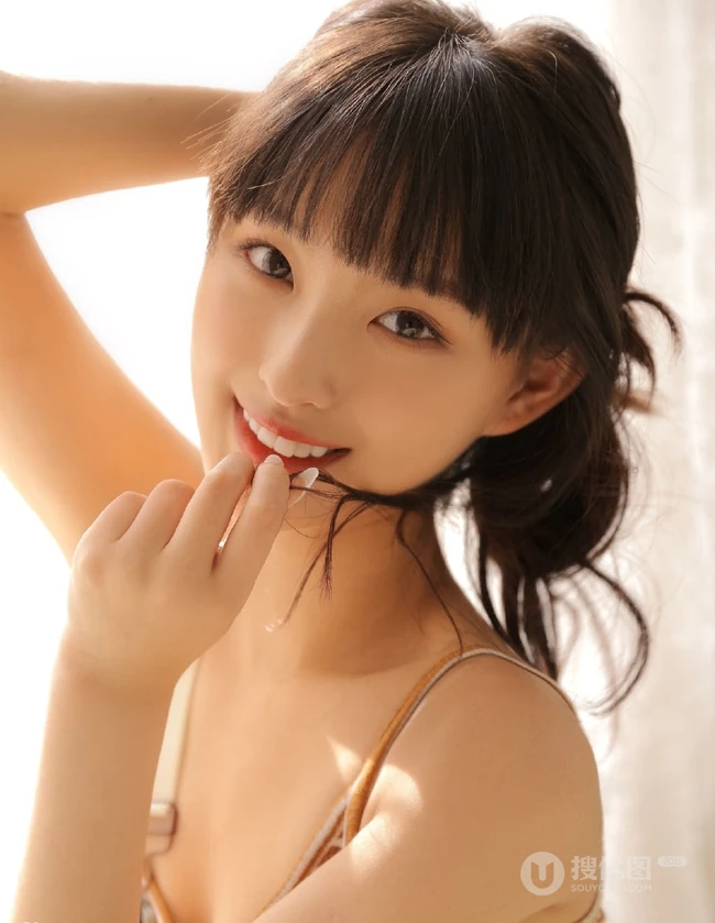 齐刘海长发精选少女肩带牛仔裤气质俏皮写真图片