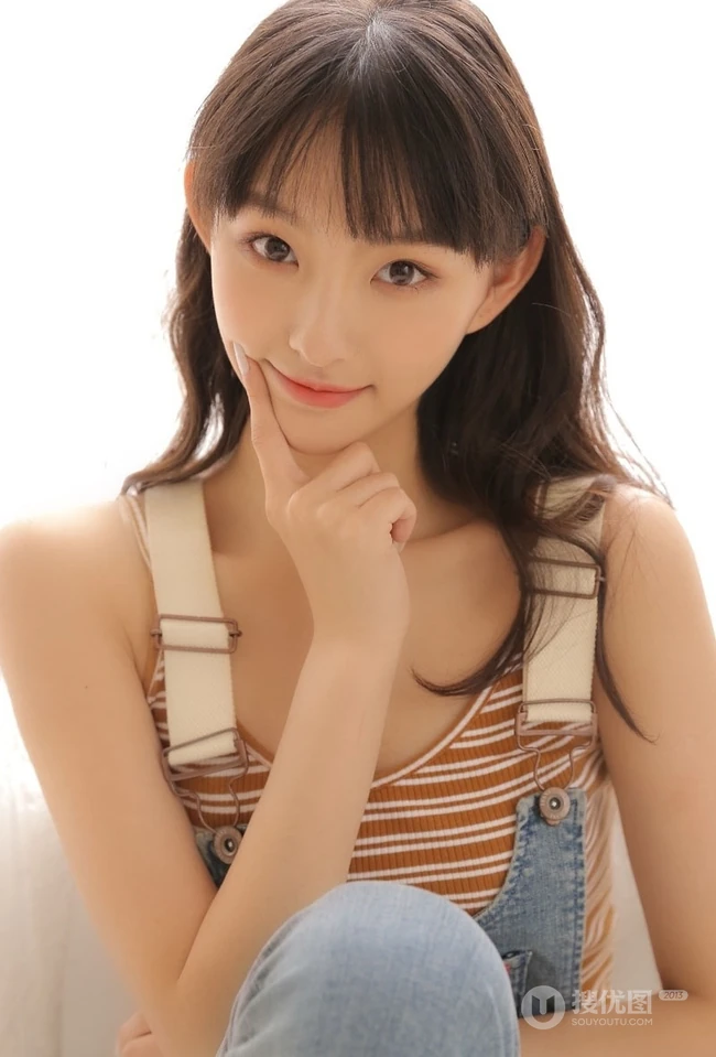 齐刘海长发精选少女肩带牛仔裤气质俏皮写真图片