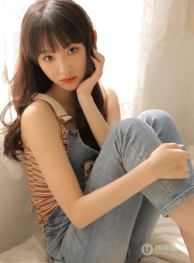齐刘海长发精选少女肩带牛仔裤气质俏皮写真图片