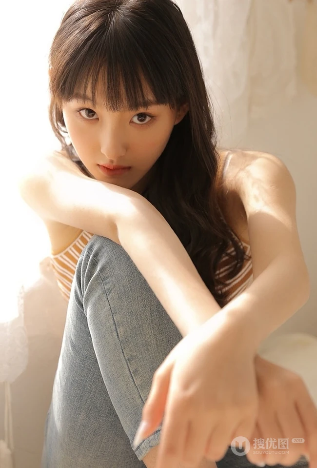 齐刘海长发精选少女肩带牛仔裤气质俏皮写真图片
