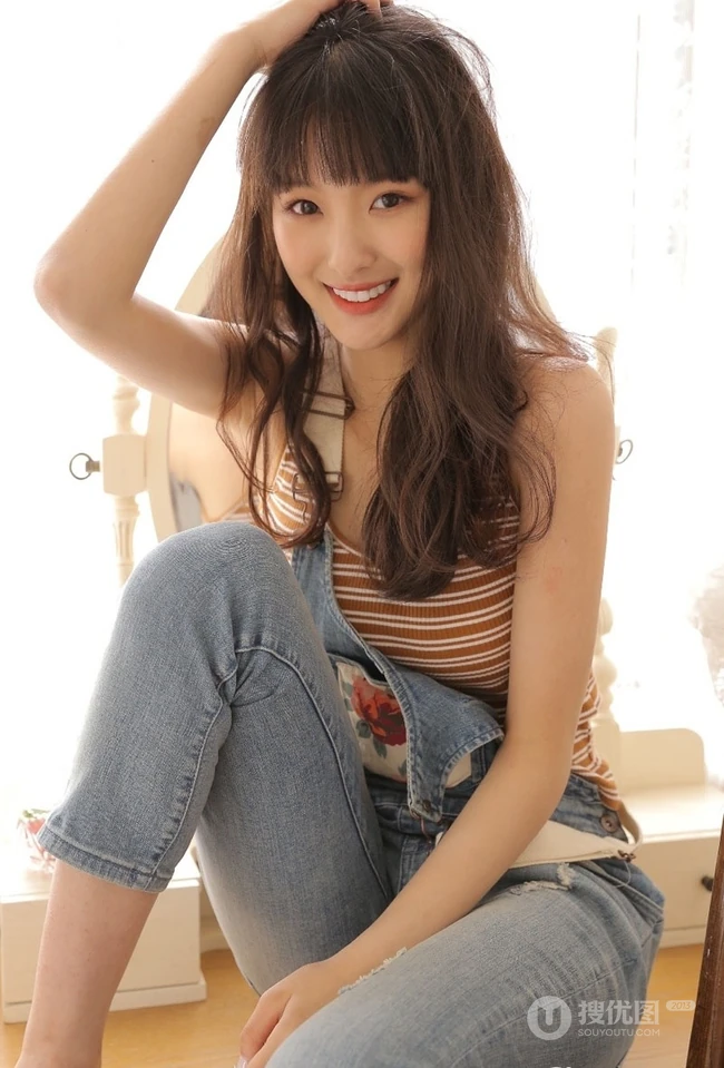 齐刘海长发精选少女肩带牛仔裤气质俏皮写真图片