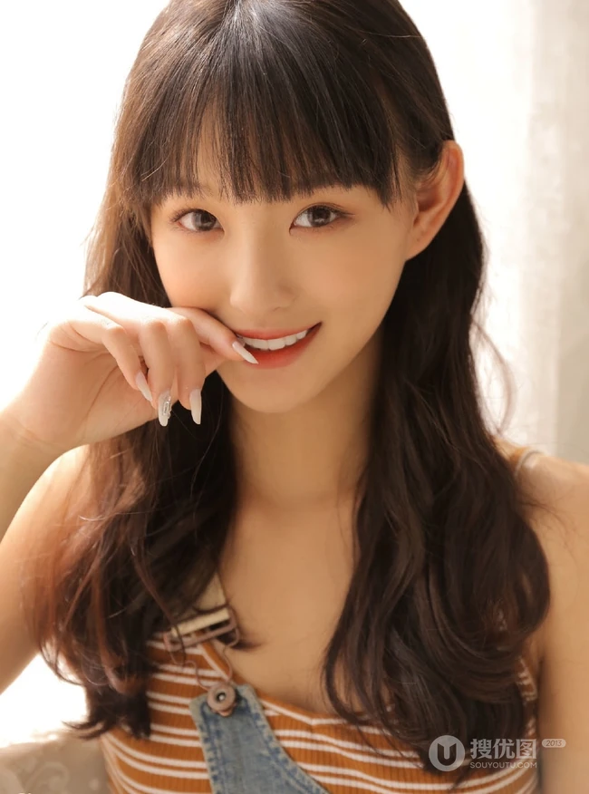 齐刘海长发精选少女肩带牛仔裤气质俏皮写真图片