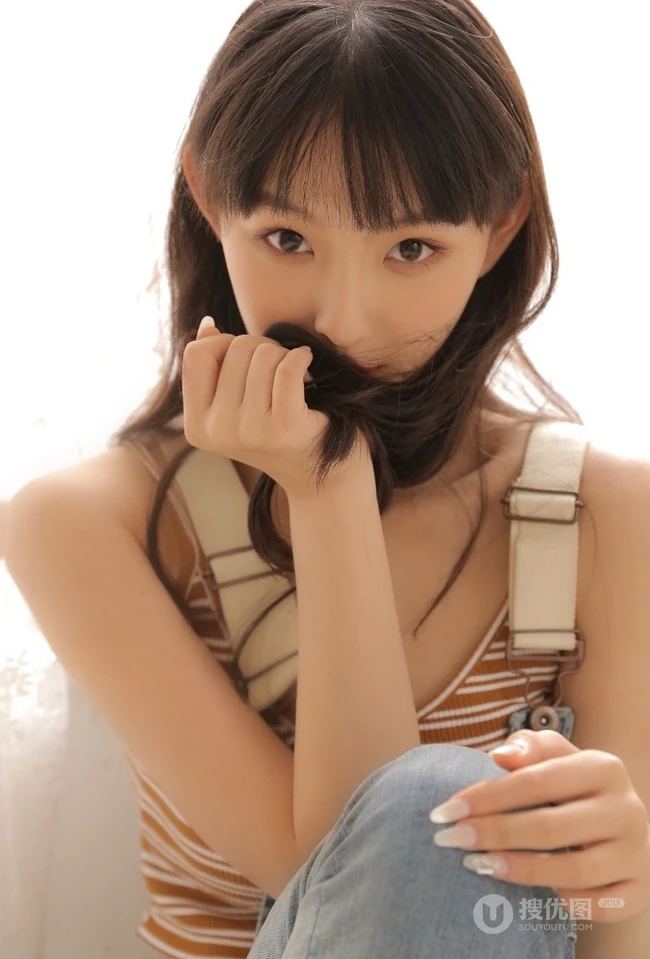 齐刘海长发精选少女肩带牛仔裤气质俏皮写真图片