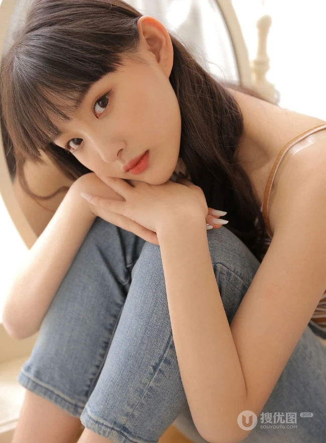 齐刘海长发精选少女肩带牛仔裤气质俏皮写真图片