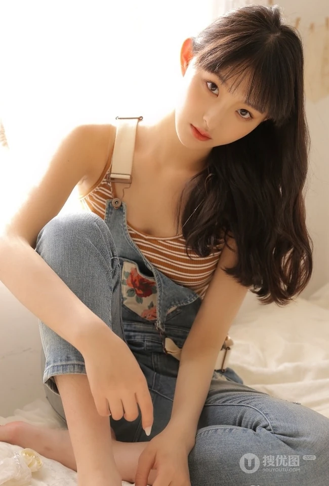齐刘海长发精选少女肩带牛仔裤气质俏皮写真图片