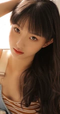 齐刘海长发精选少女肩带牛仔裤气质俏皮写真图片