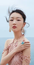 周冬雨不畏严寒，着肩带粉裙现身海边，优雅而动人