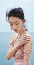 周冬雨不畏严寒，着肩带粉裙现身海边，优雅而动人