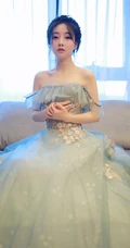 冯提莫优美仙气绣花蕾丝礼裙长裙动人室内写真图片