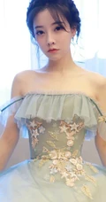 冯提莫优美仙气绣花蕾丝礼裙长裙动人室内写真图片