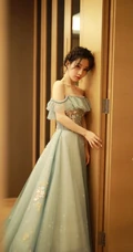 冯提莫优美仙气绣花蕾丝礼裙长裙动人室内写真图片