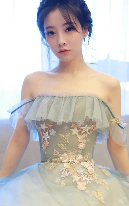 冯提莫优美仙气绣花蕾丝礼裙长裙动人室内写真图片