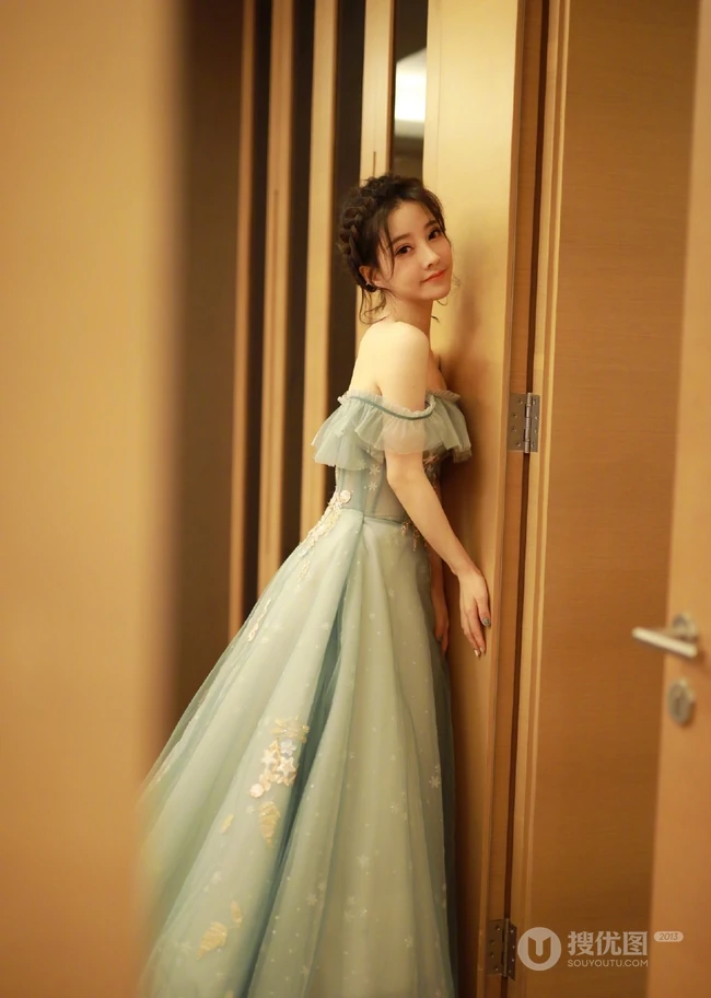 冯提莫优美仙气绣花蕾丝礼裙长裙动人室内写真图片