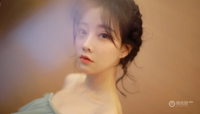 冯提莫优美仙气绣花蕾丝礼裙长裙动人室内写真图片