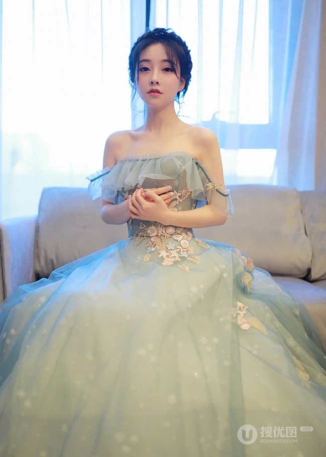 冯提莫优美仙气绣花蕾丝礼裙长裙动人室内写真图片