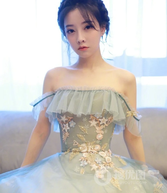 冯提莫优美仙气绣花蕾丝礼裙长裙动人室内写真图片
